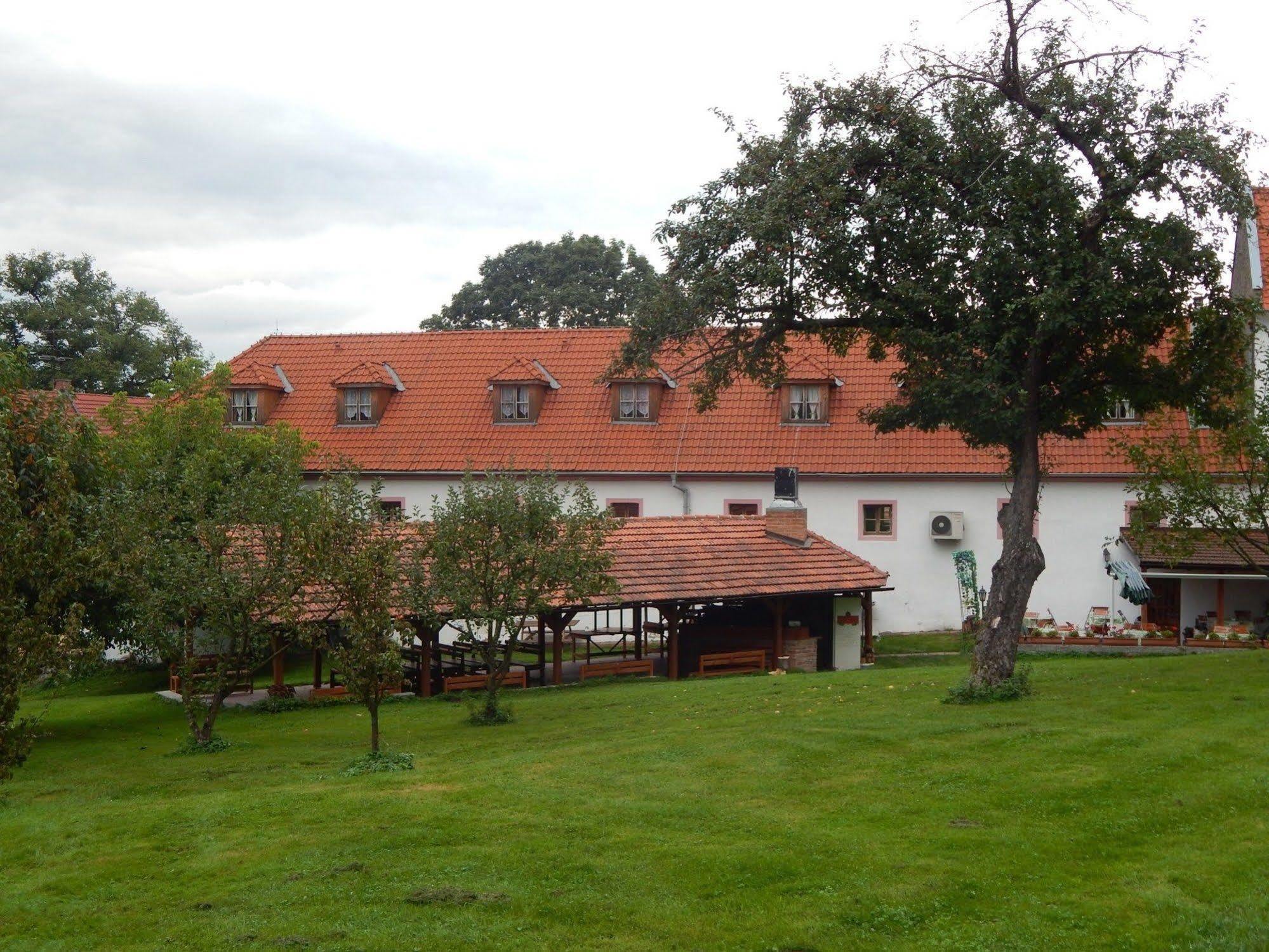 Penzion Zamek Lesany Netvořice Buitenkant foto